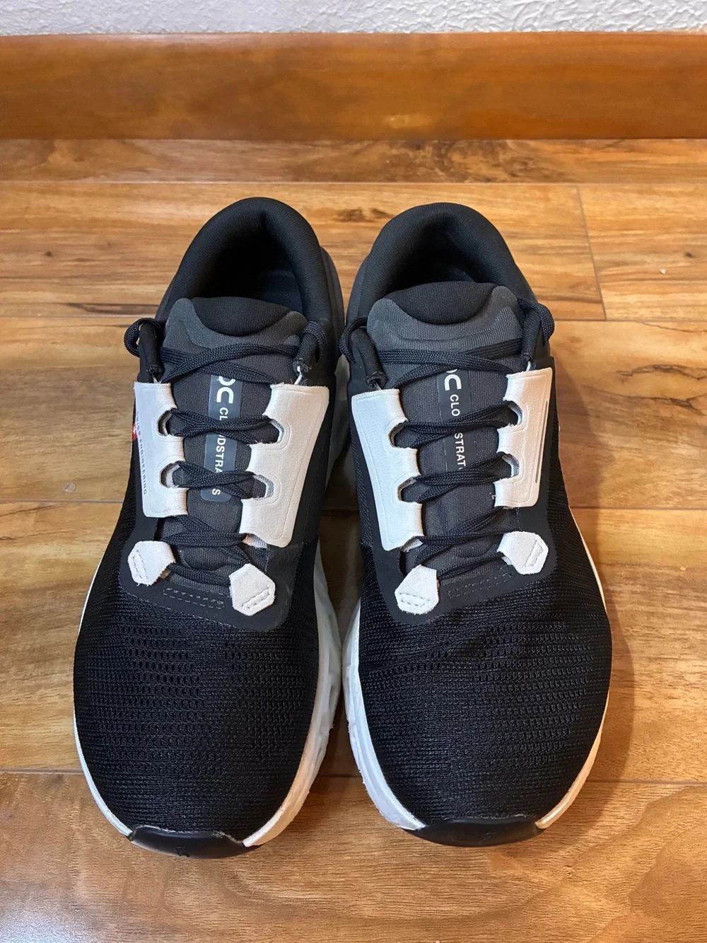 On Cloud Women’s Cloudstratus 3 Athletic Running Shoes, black/white- size 8